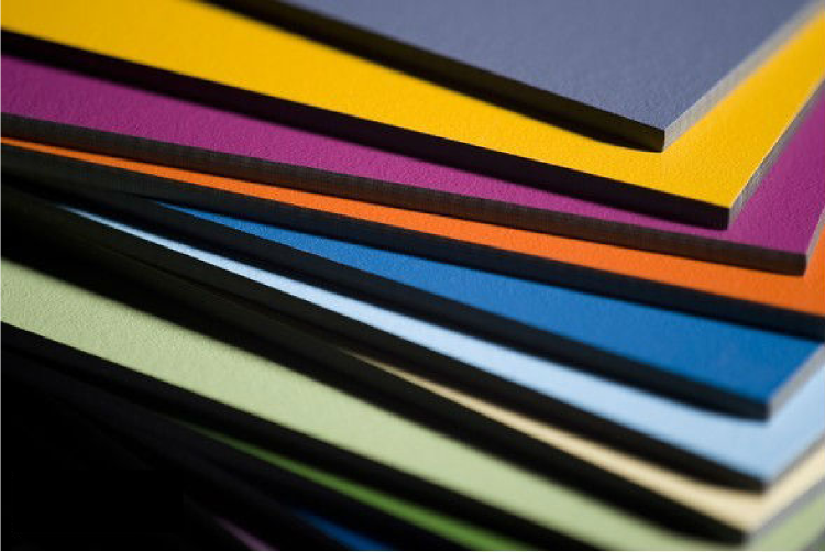 Selección de paneles fenólicos de varios colores utilizados en fachadas ventiladas